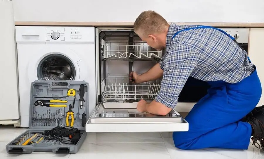 Foça Gaggenau servisi teknisyen ekibi beyaz eşya tamiri yaparken